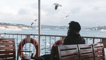 开云APP-球迷投票爆料:最具争议的裁判判罚瞬间,球员裁判